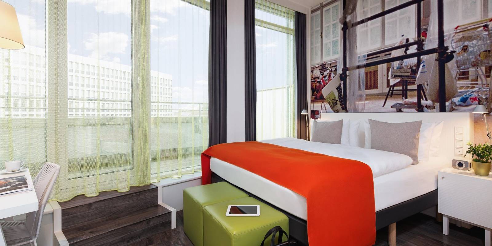 柏林 Hotel Indigo Berlin - Ku'damm 附陽台的明亮客房