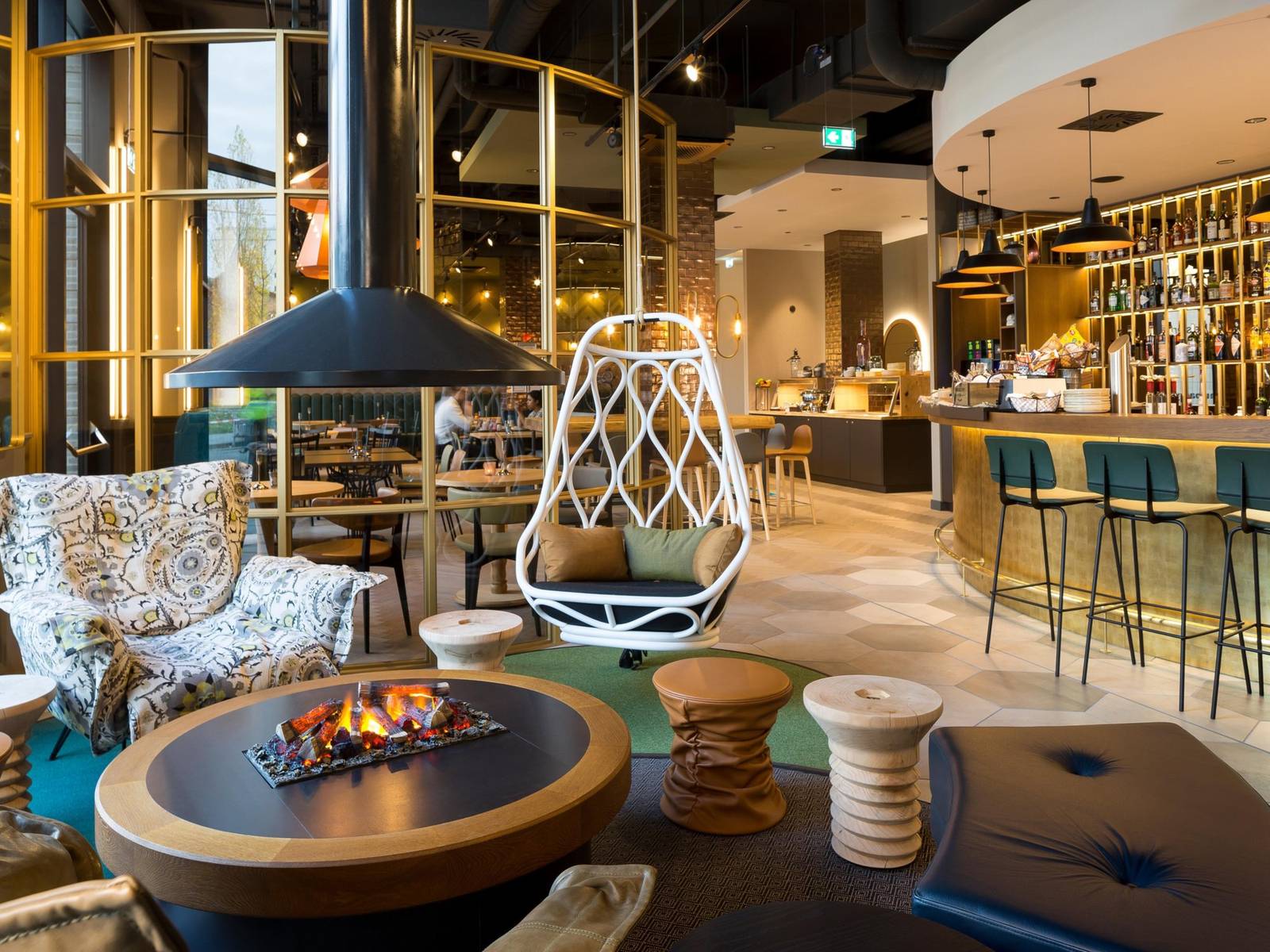 德勒斯登 Hotel Indigo 大廳酒吧區與小火爐