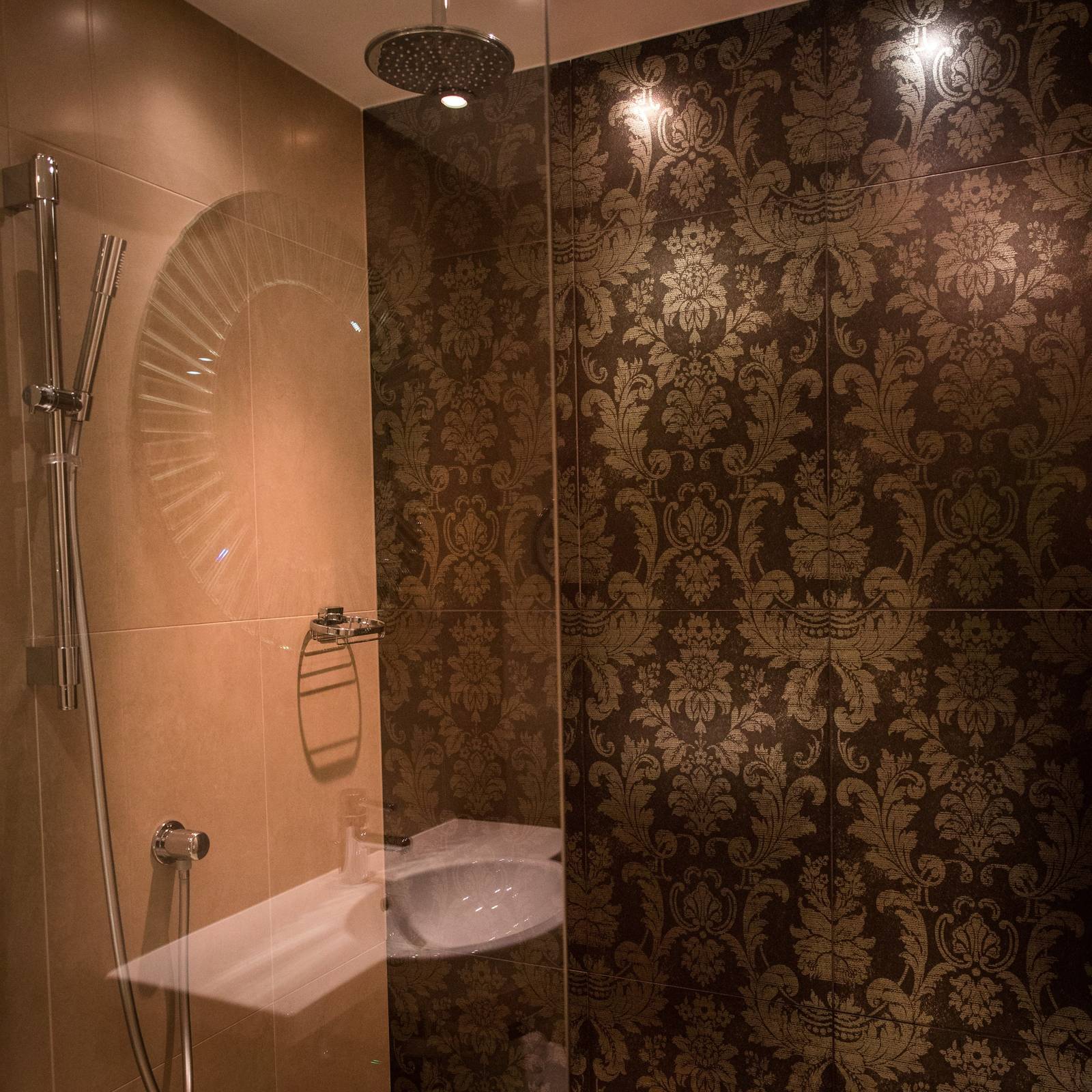 Hotel Indigo Glasgow 客房雨淋式淋浴間