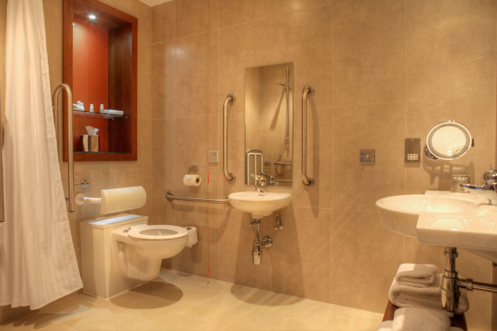 Hotel Indigo Glasgow 無障礙客房浴室