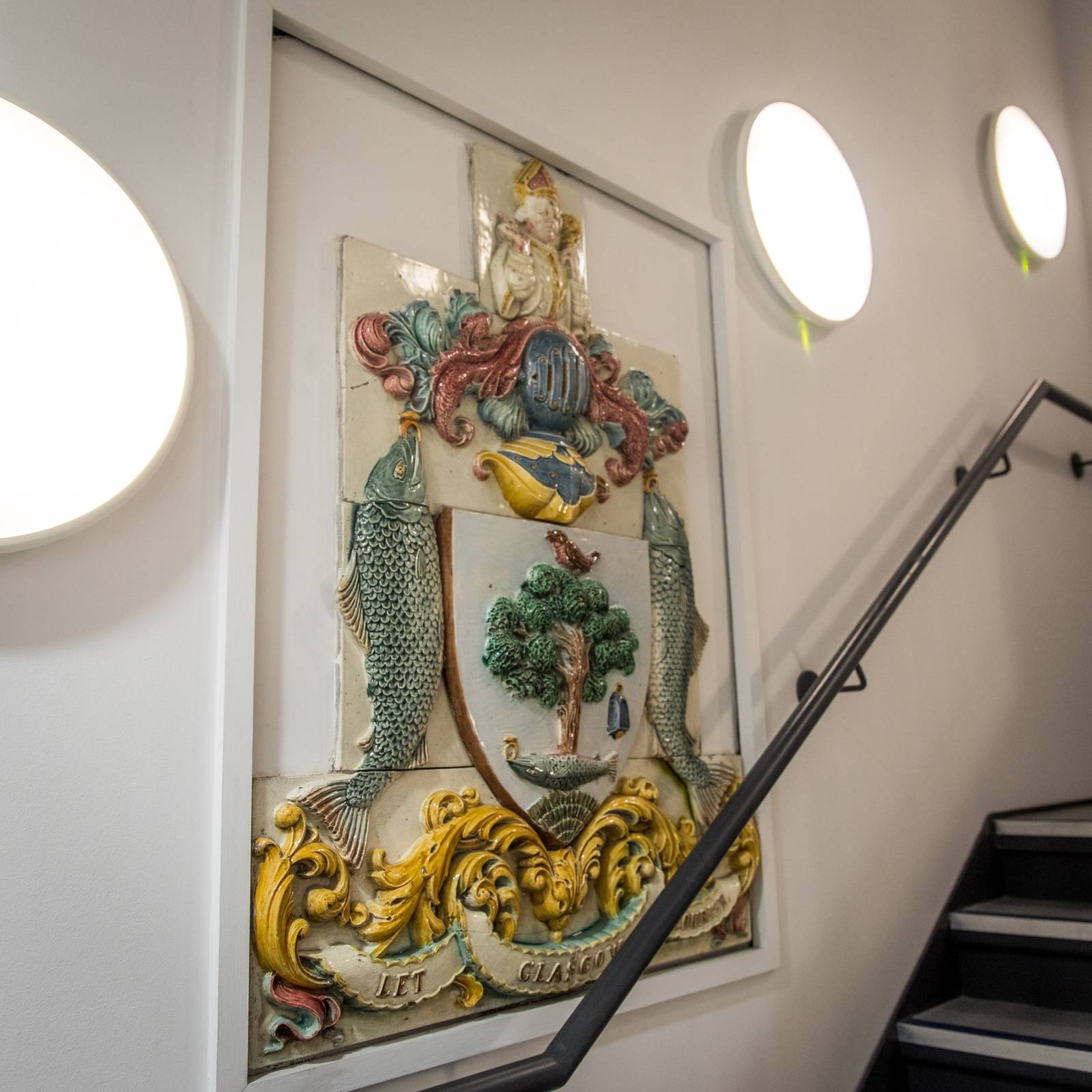 Hotel Indigo Glasgow 樓梯旁的在地壁畫