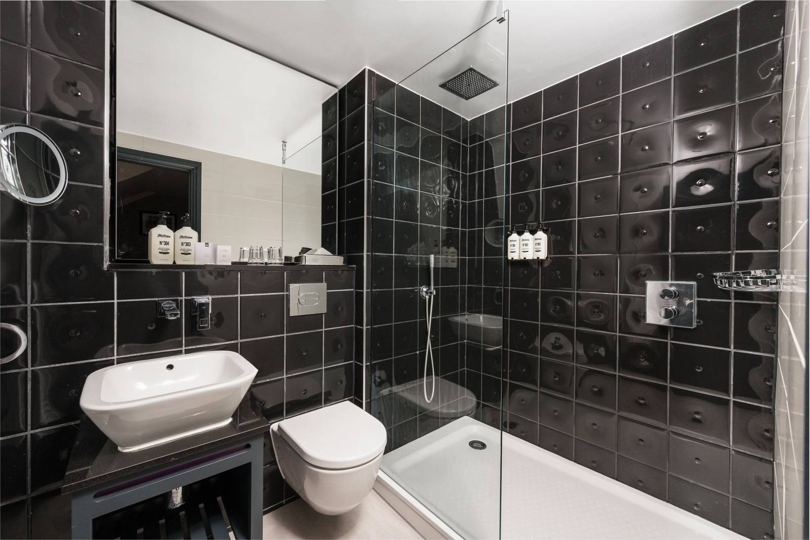 Hotel Indigo London - Kensington 浴室洗手台與淋浴間