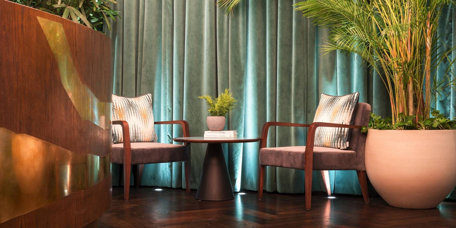 Hotel Indigo London - Kensington 大廳綠色絲絨布幔與座位區
