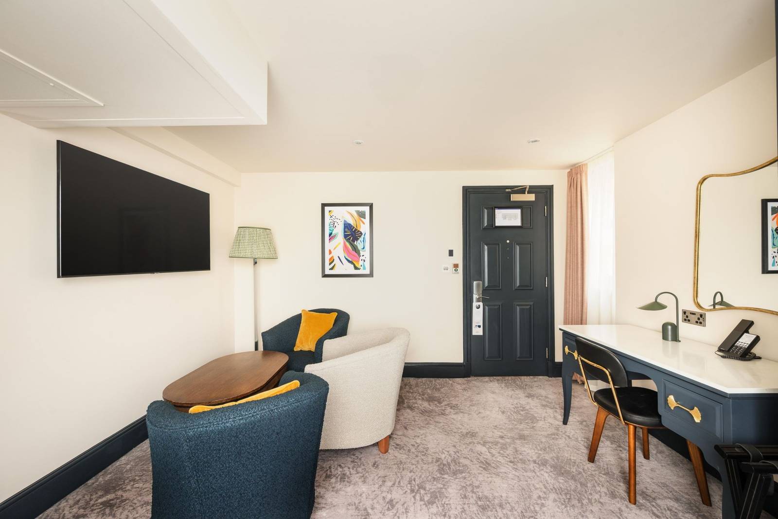 Hotel Indigo London - Kensington 套房起居區與工作桌