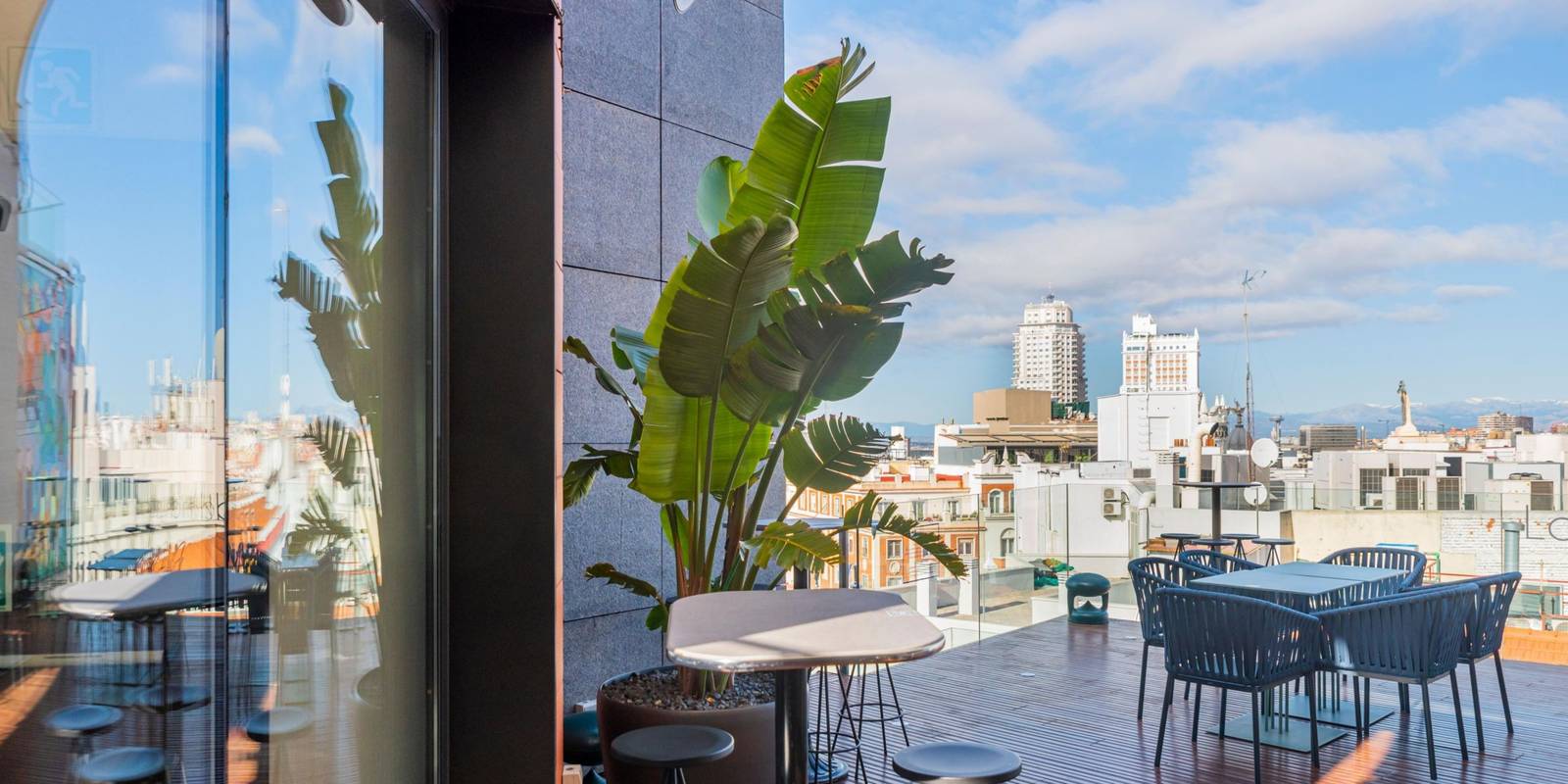 馬德里 Hotel Indigo Gran Via 屋頂露臺眺望市區天際線