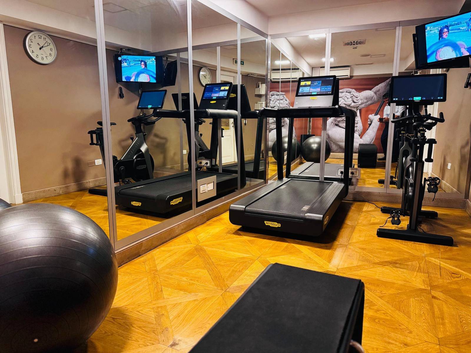 24 小時 Mini-Gym 健身中心配備 Technogym 心肺與重量訓練器材