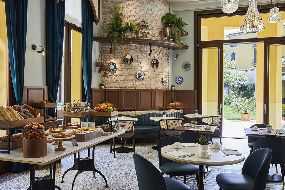 Savor Restaurant & Bar 餐廳挑高拱窗與優雅用餐氛圍