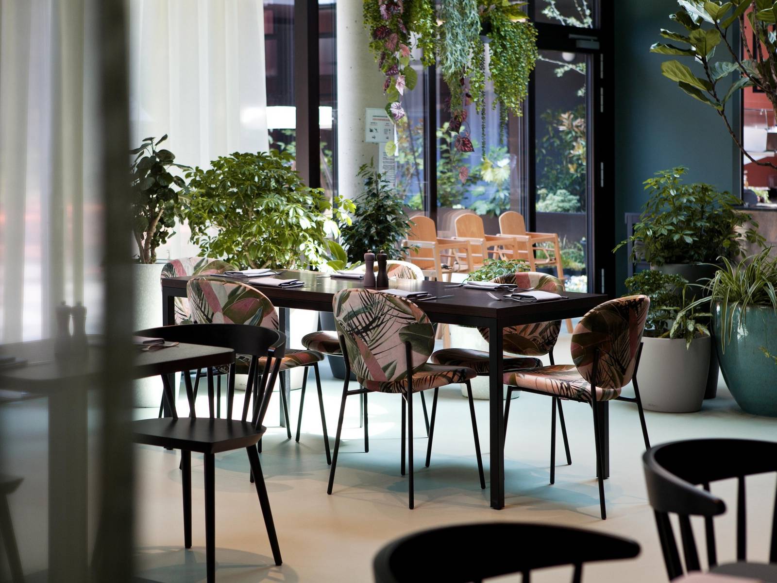 Hotel Indigo Vienna - Naschmarkt 餐廳綠植座位
