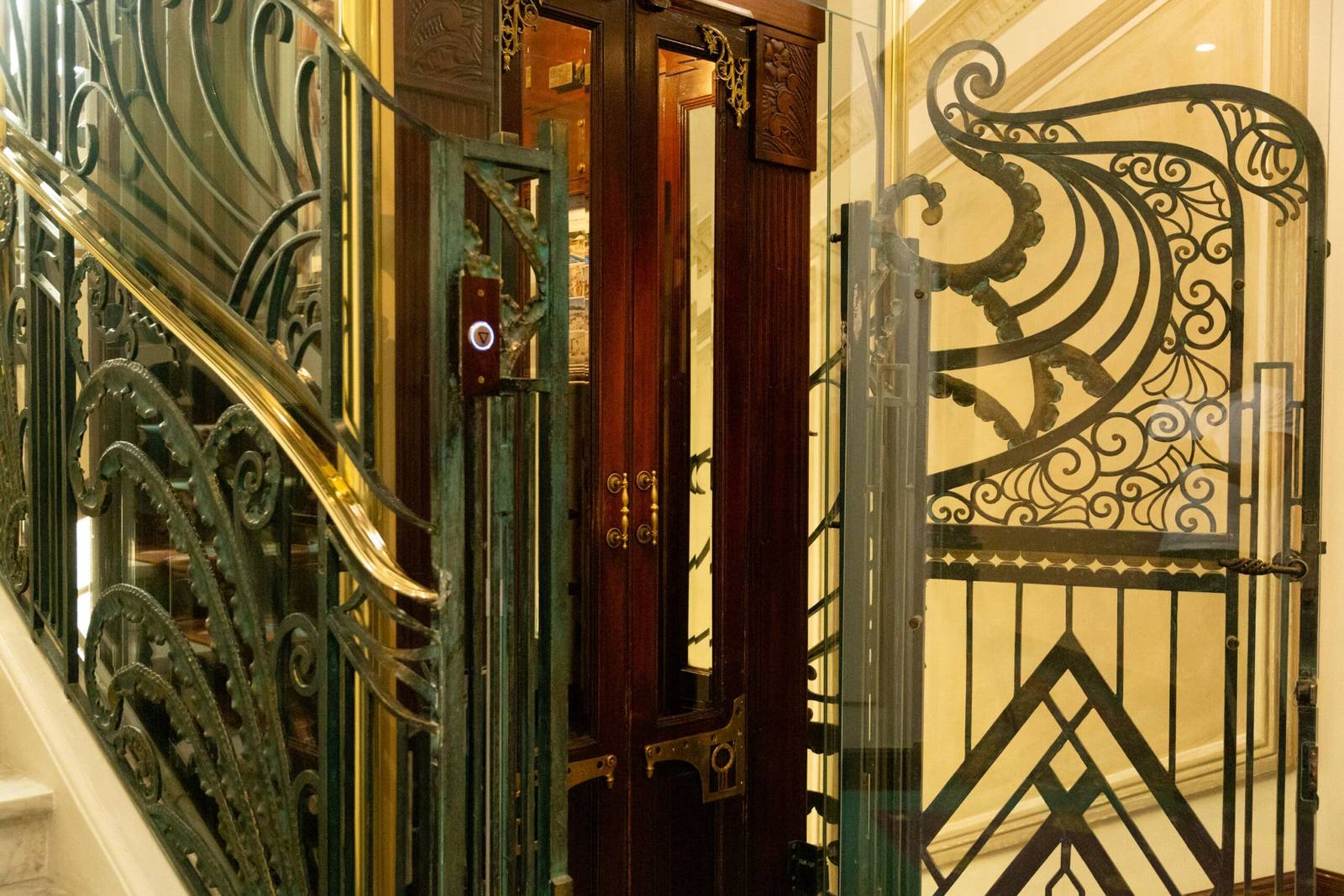 Hotel Juana 裝飾藝術風格的鍛鐵電梯