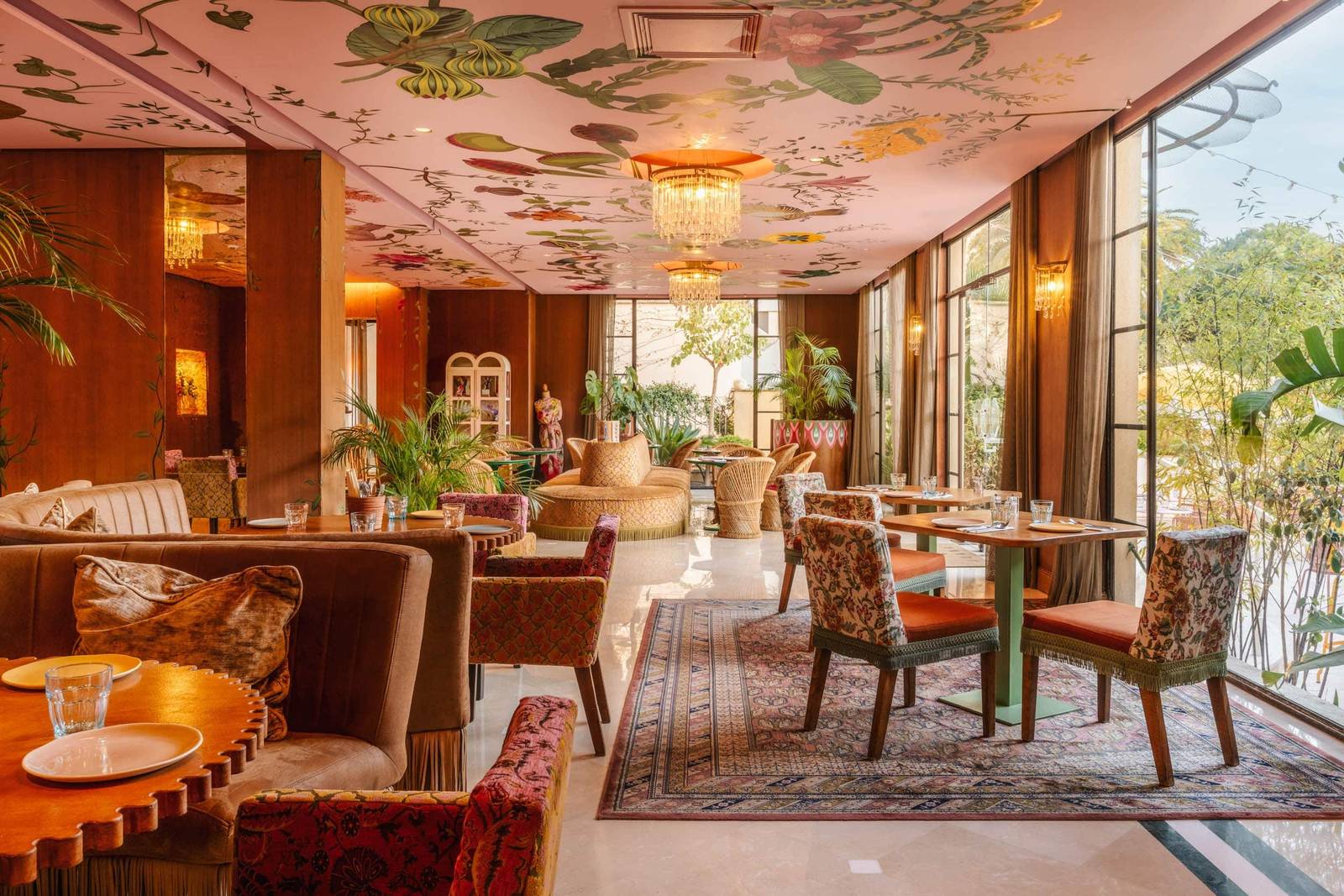 Hotel Juana PASEO 餐廳彩繪天花板與用餐區