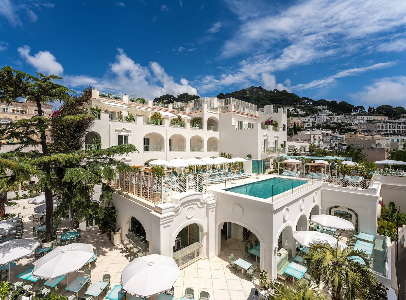 卡布里島 Hotel La Palma 白色建築與泳池全景