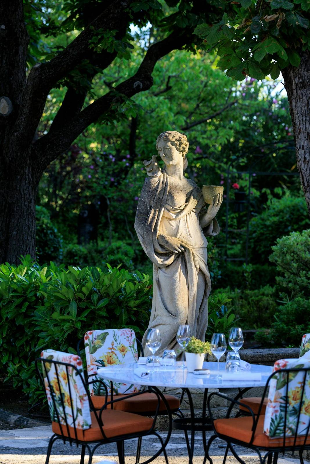 Hôtel Le Pigonnet 花園雕像旁的戶外餐桌