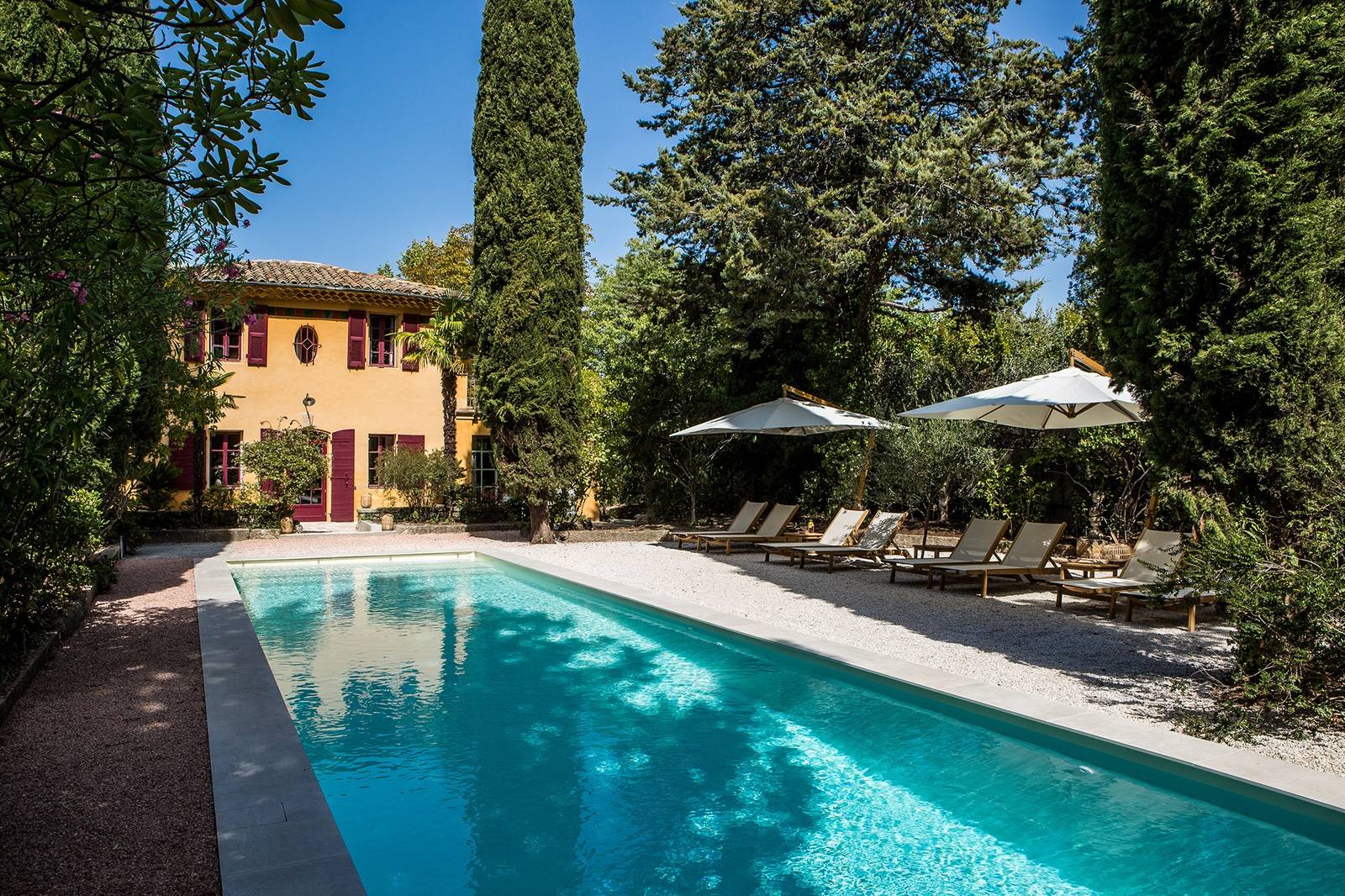 Hôtel Le Pigonnet 柏樹圍繞的戶外泳池與躺椅