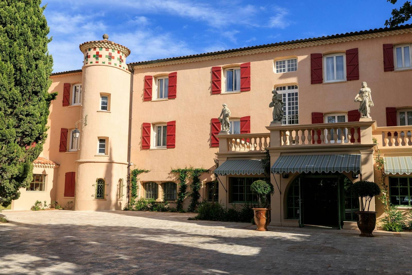 Hôtel Le Pigonnet 普羅旺斯莊園建築立面與紅色百葉窗