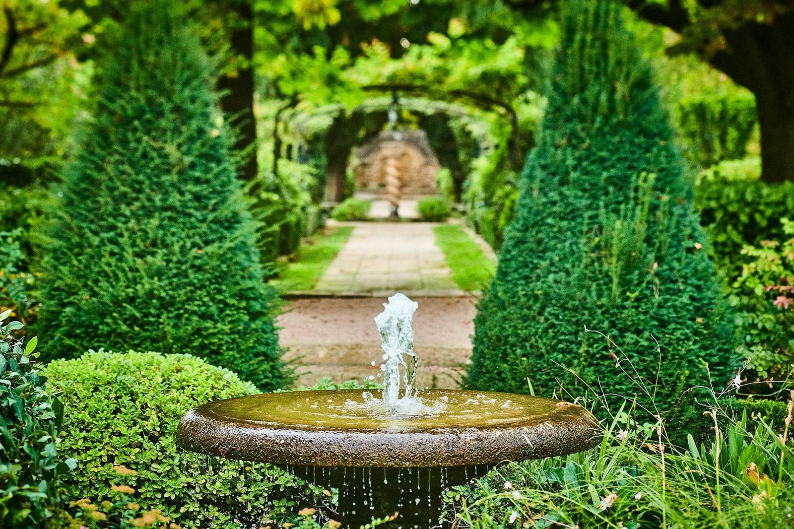 Hôtel Le Pigonnet 地中海花園裡的噴泉與柏樹步道
