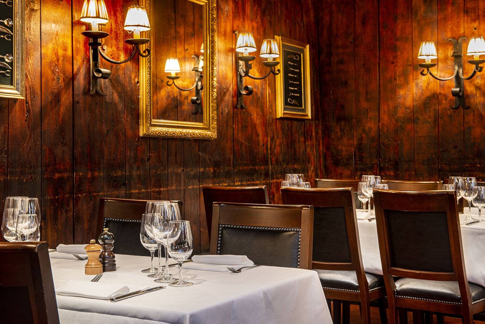 Les Armures 餐廳木牆用餐室