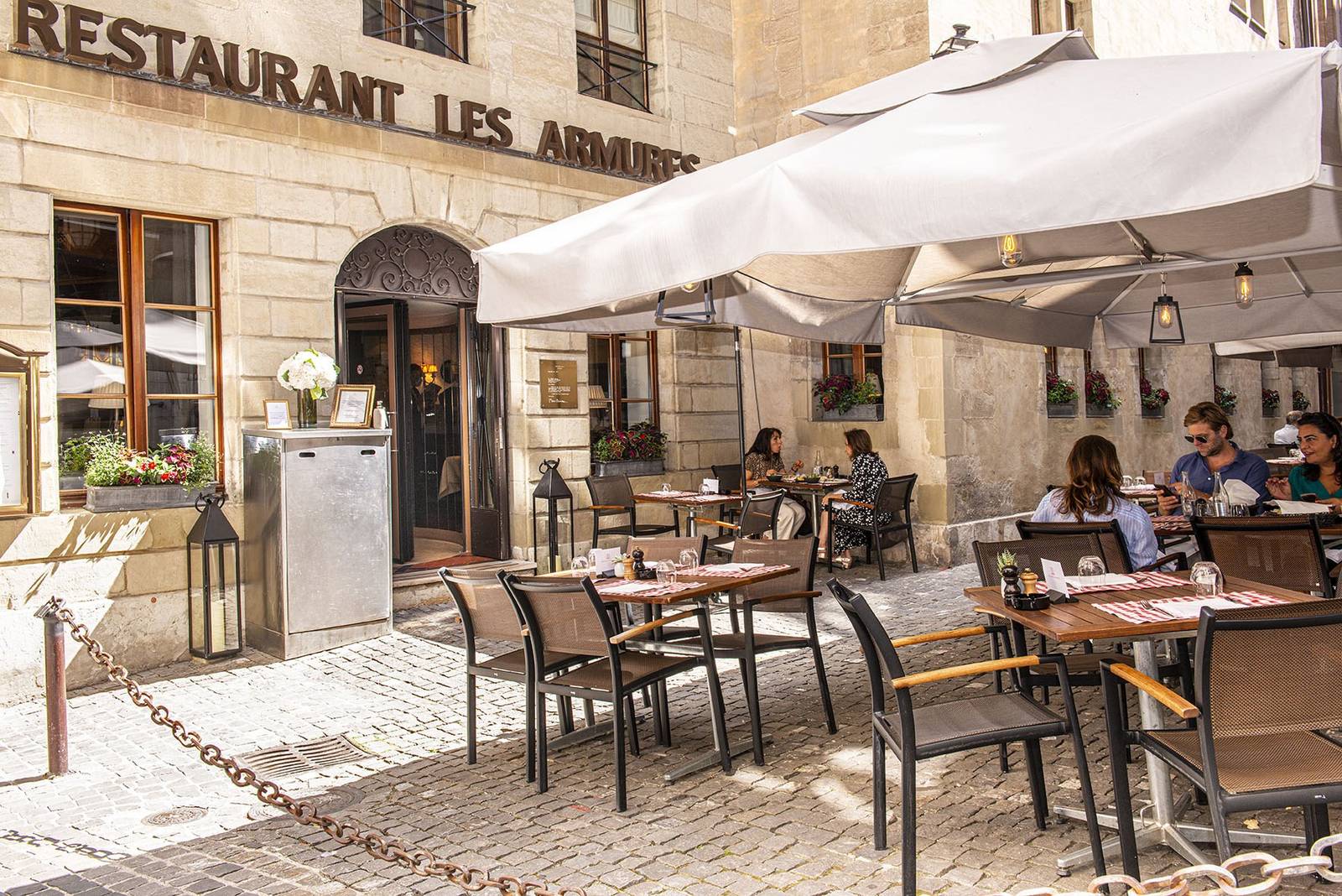 Les Armures 餐廳老城石板路露台