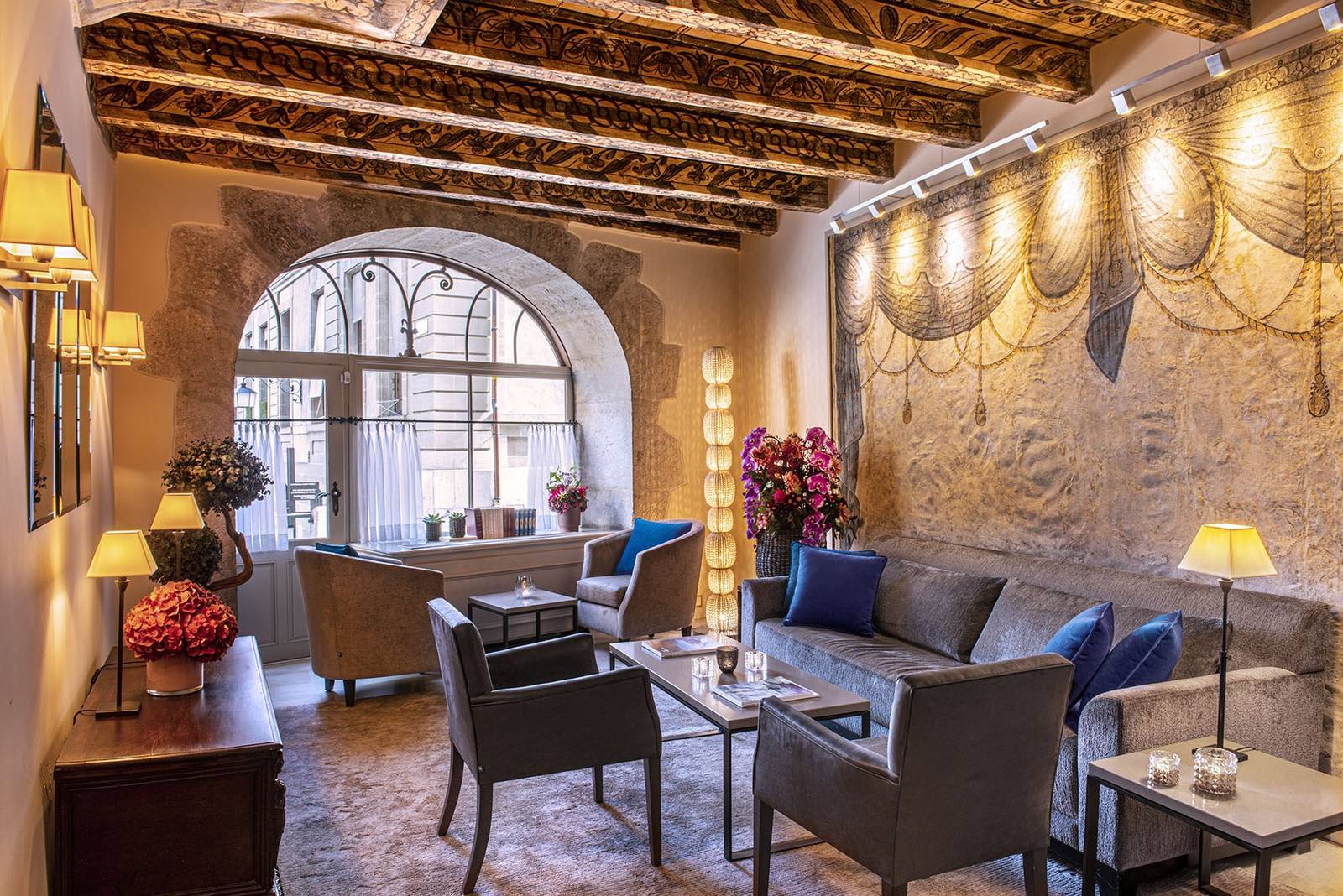 Hotel Les Armures 拱窗旁的沙龍