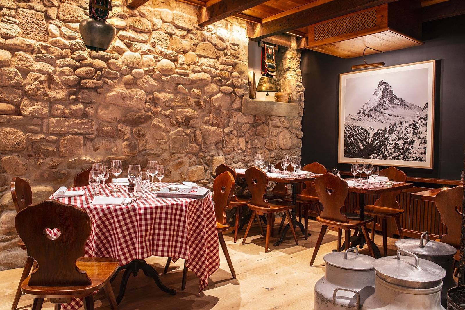 Hotel Les Armures 石牆 Carnotzet 用餐區