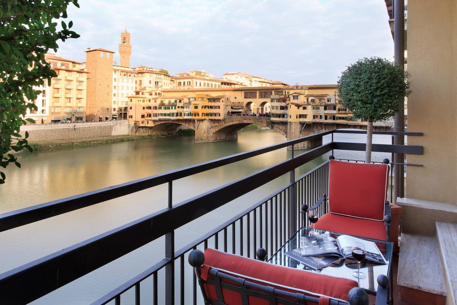 Hotel Lungarno Suite Cocteau 陽台上的阿諾河與老橋景色