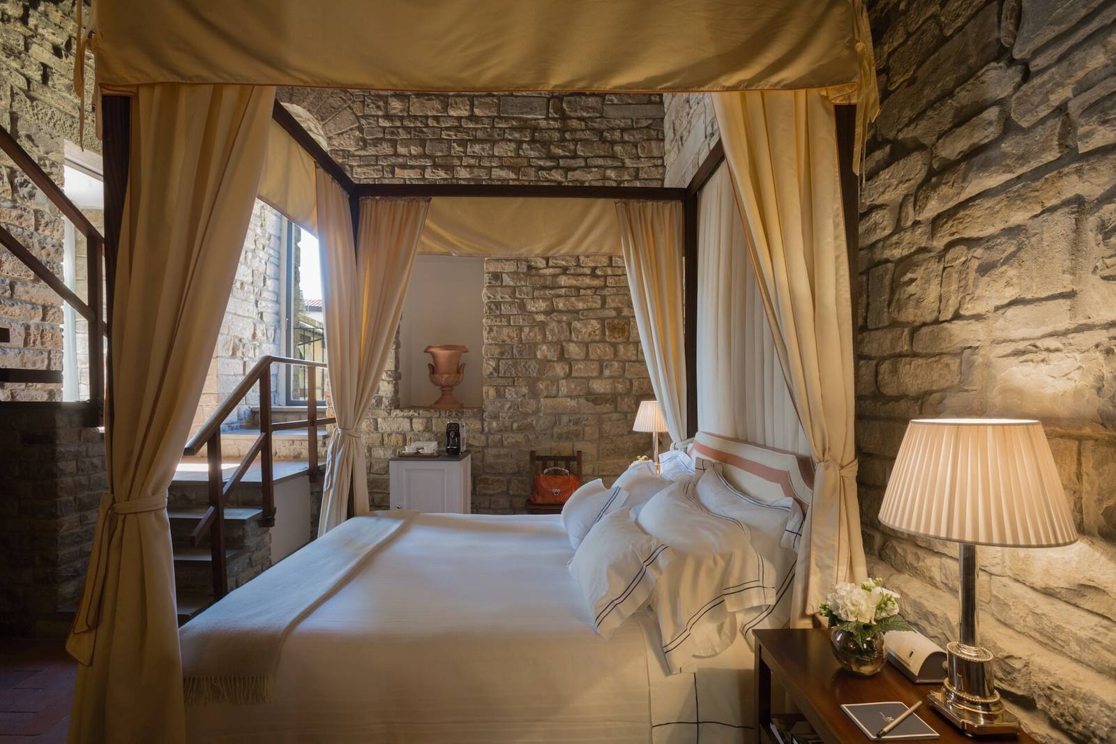 Hotel Lungarno Studio Suite Torre 中世紀塔樓裡的四柱床