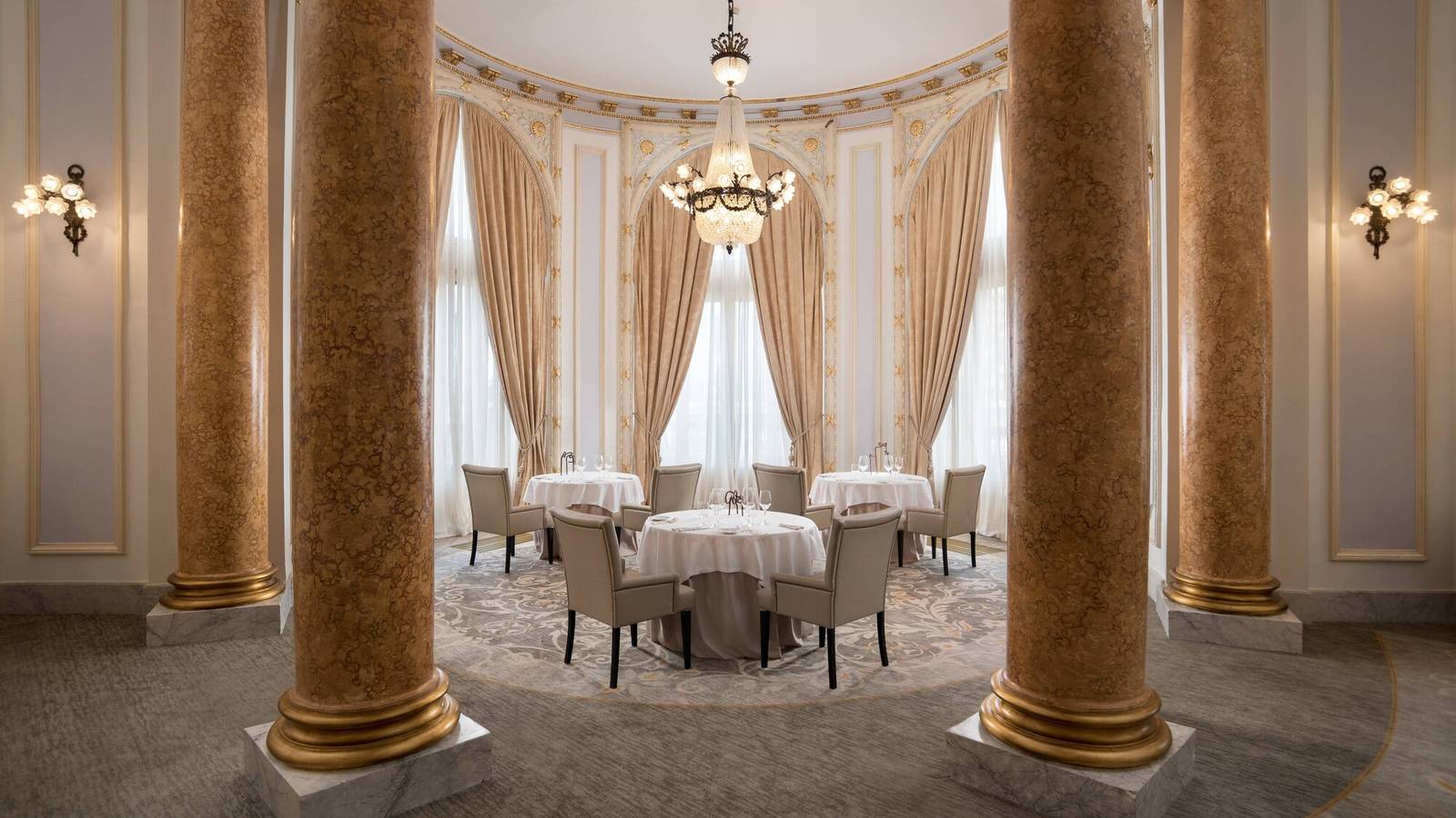 Hotel Maria Cristina 金色廊柱間的餐廳座位