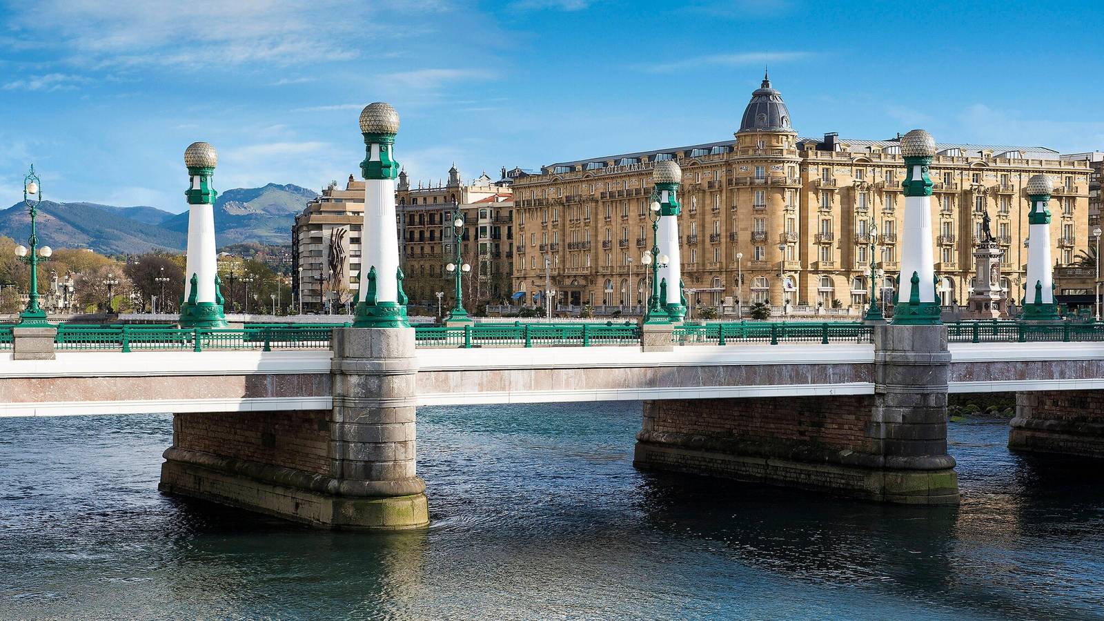 聖塞巴斯提安 Hotel Maria Cristina 與烏魯米亞河上的 Zurriola 橋