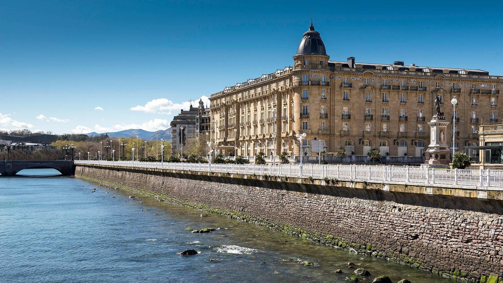 烏魯米亞河畔的 Hotel Maria Cristina