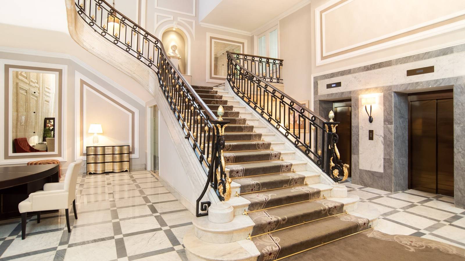 Hotel Maria Cristina 美好年代風格的大理石樓梯