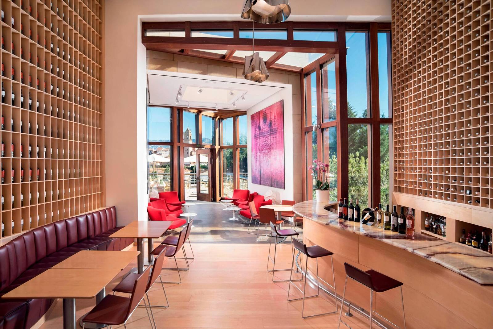 Vinoteca 酒吧的紅色座椅與酒架