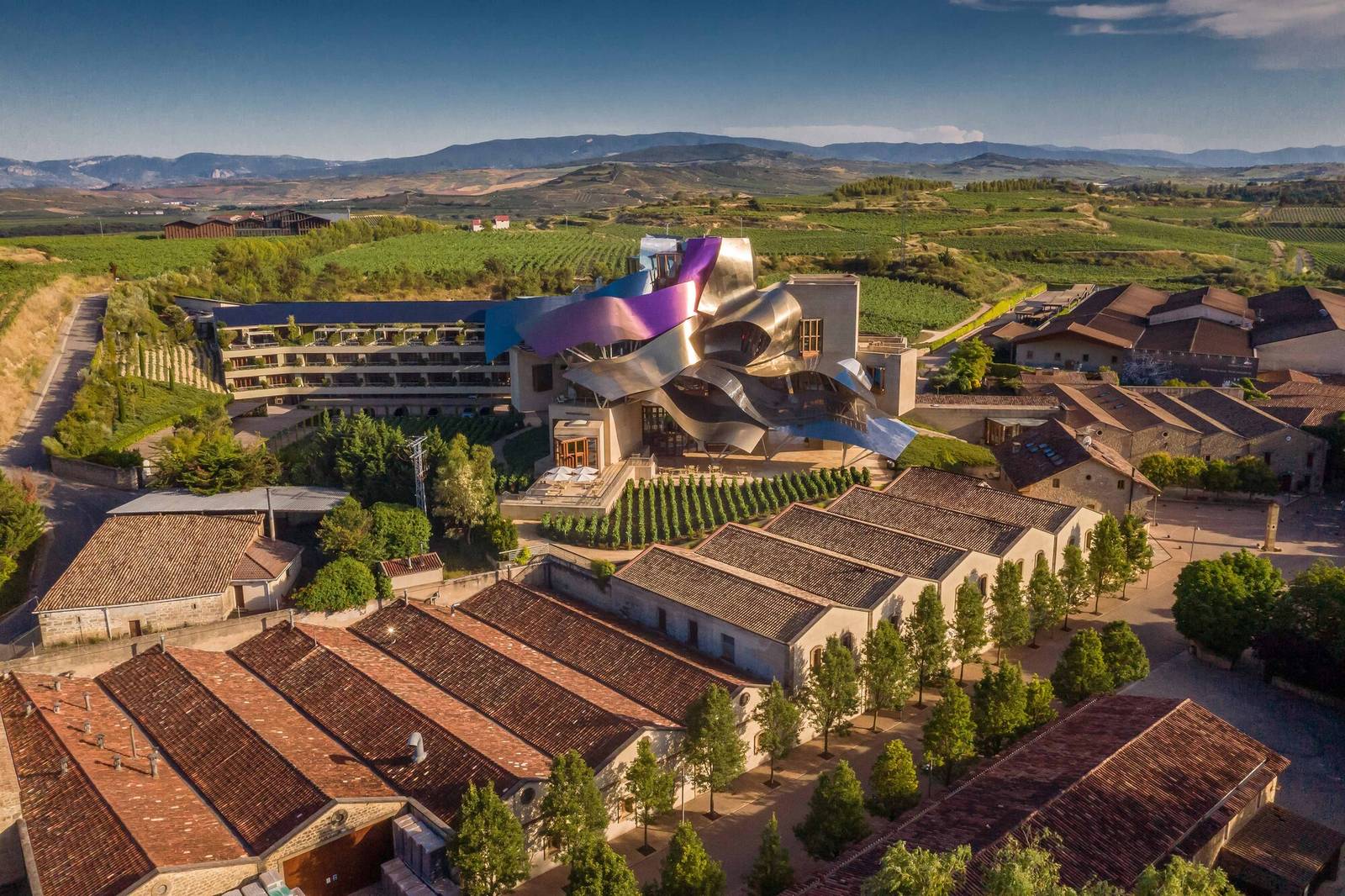 空拍 Marqués de Riscal 酒店、酒莊與周邊葡萄園