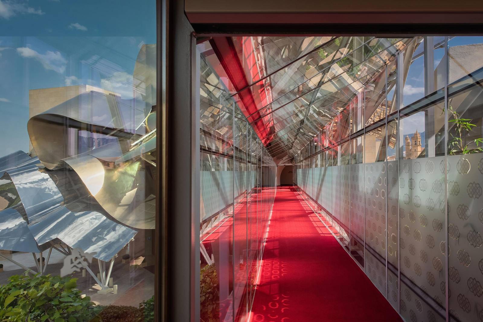 連接 Gehry 主樓與 Spa 翼樓的紅地毯玻璃廊道