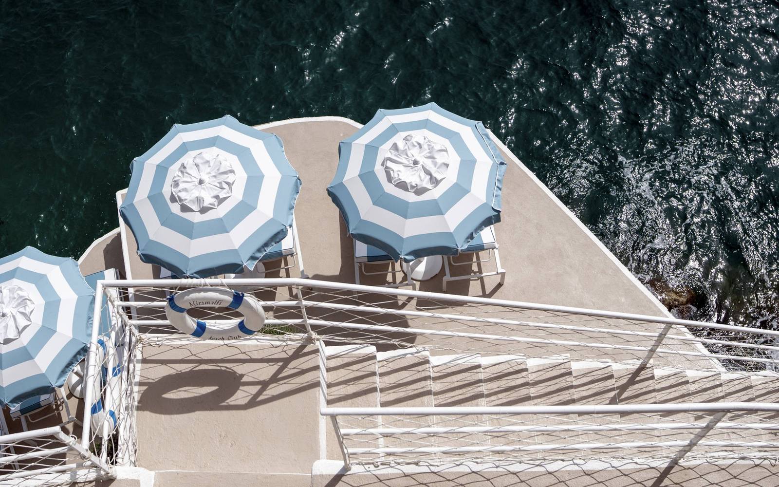 Hotel Miramalfi Beach Club 臨海平台與陽傘