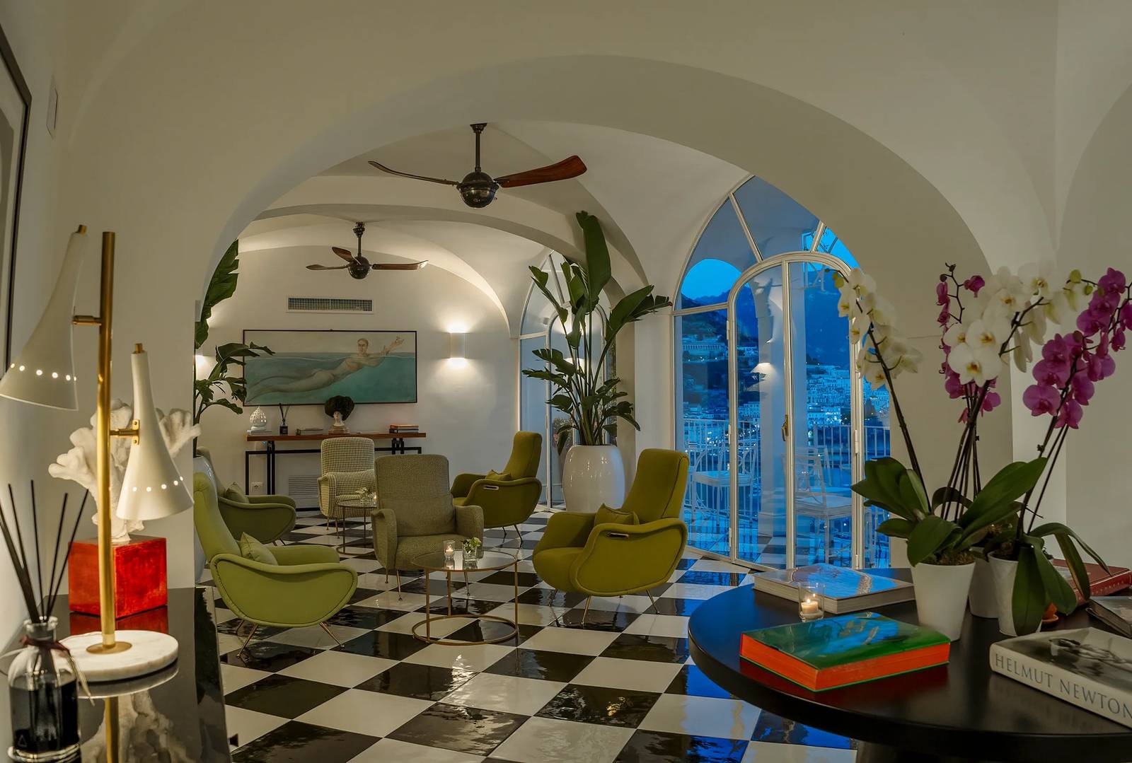 Hotel Miramalfi 拱廊大廳與中世紀義式設計家具