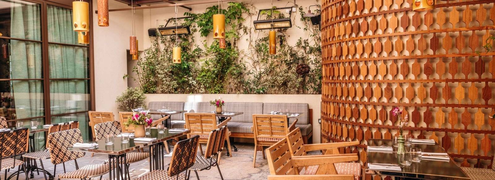 巴黎 Norman Hotel & Spa 綠植牆環繞的用餐空間