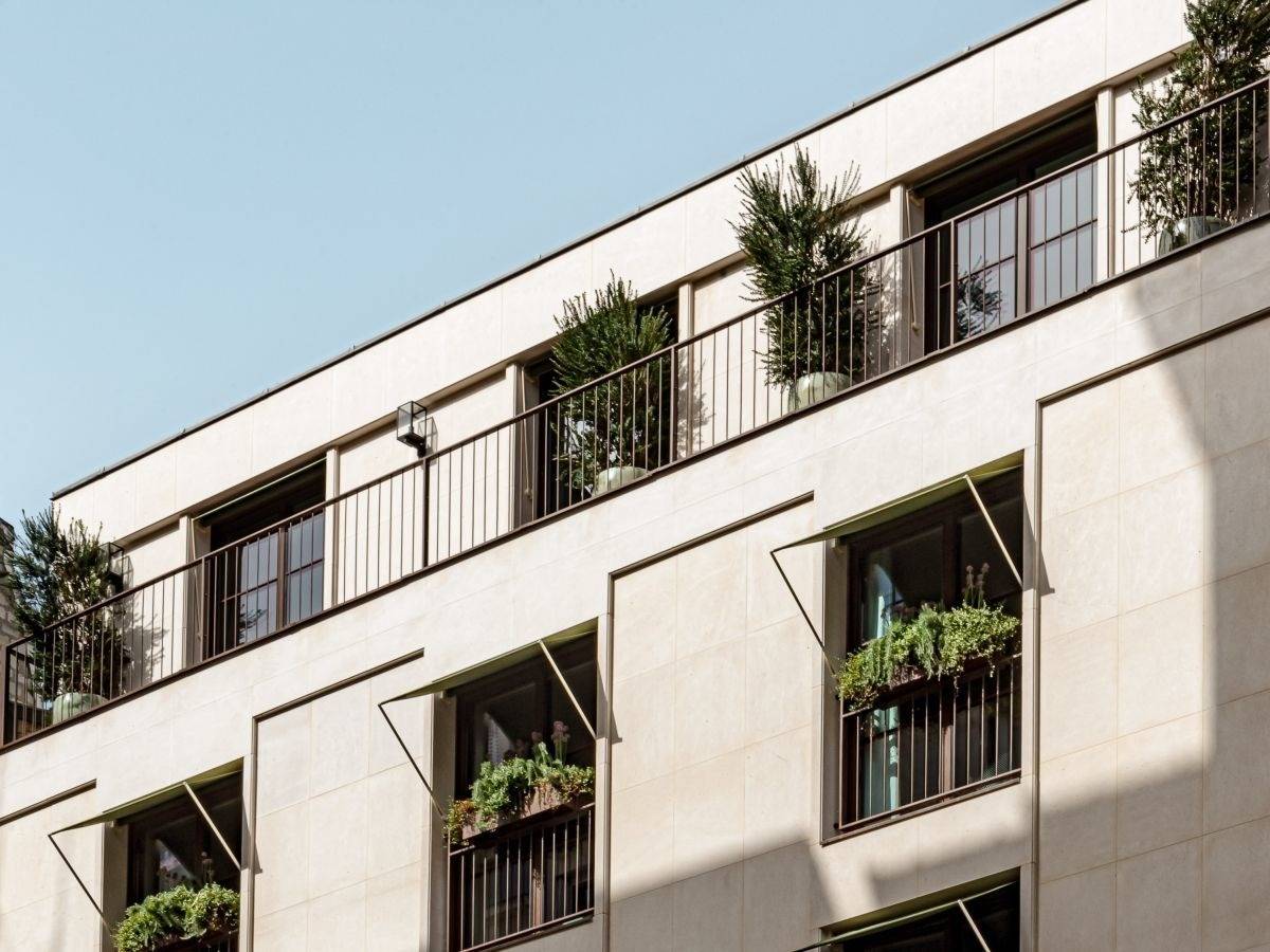 巴黎 Norman Hotel & Spa 米白石材立面與植栽陽台
