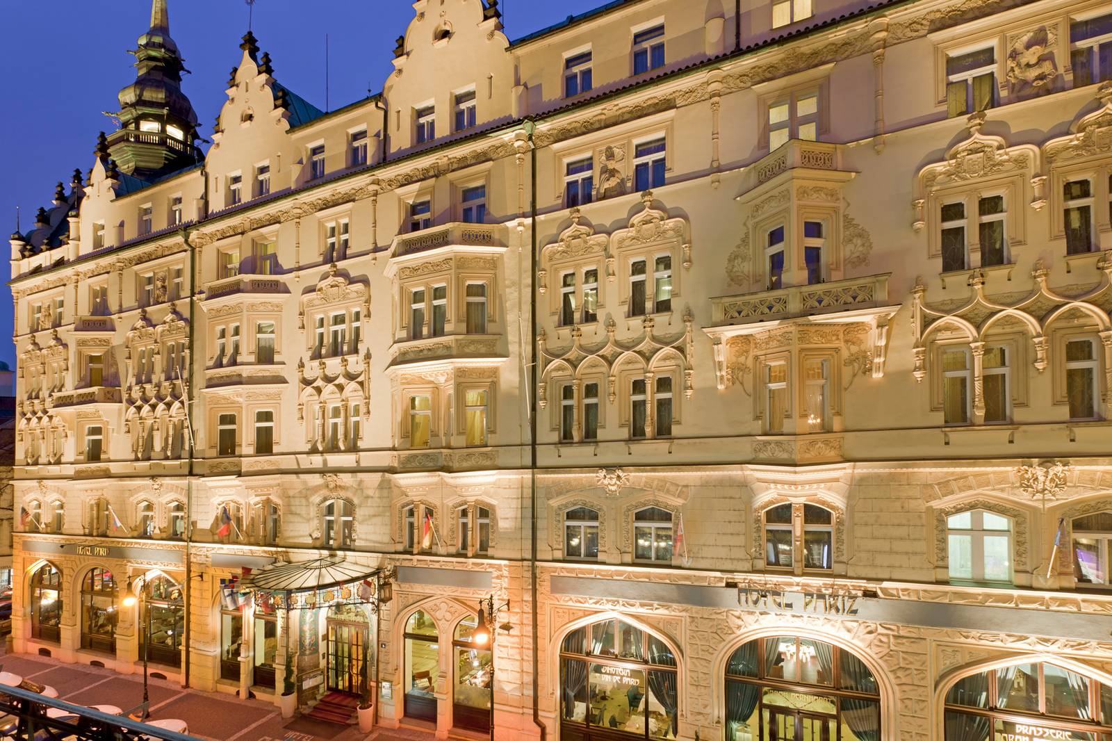 布拉格 Hotel Paris Prague 黃昏時的新哥德式建築立面