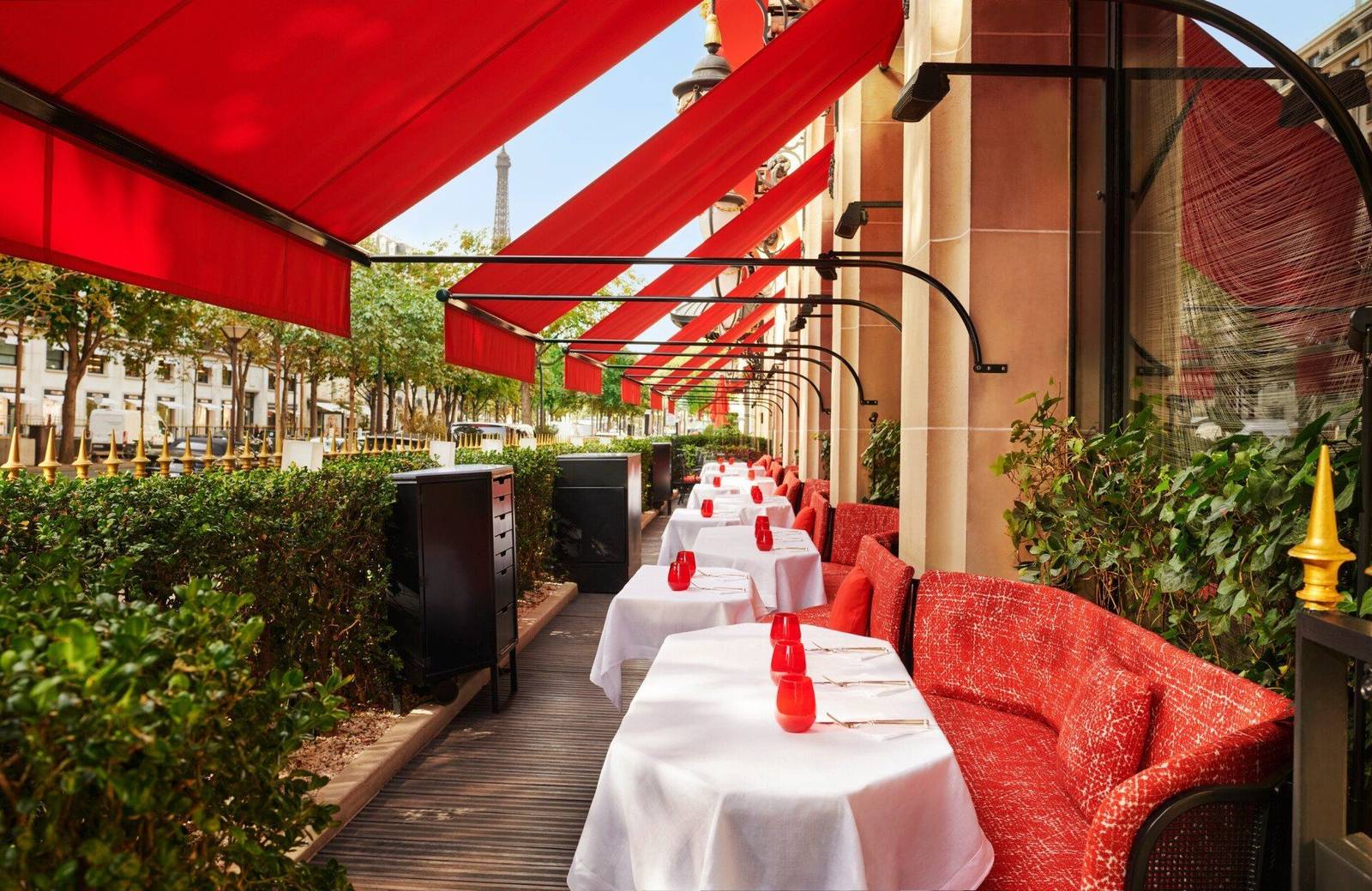 巴黎雅典娜廣場酒店 La Terrasse Montaigne 紅色遮陽篷露台