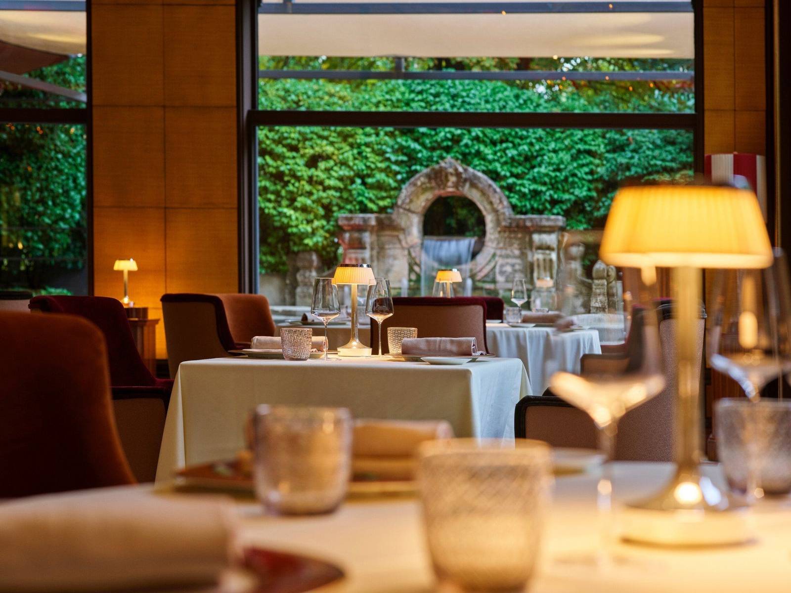 Hotel Principe di Savoia Acanto 餐廳與庭園噴泉景