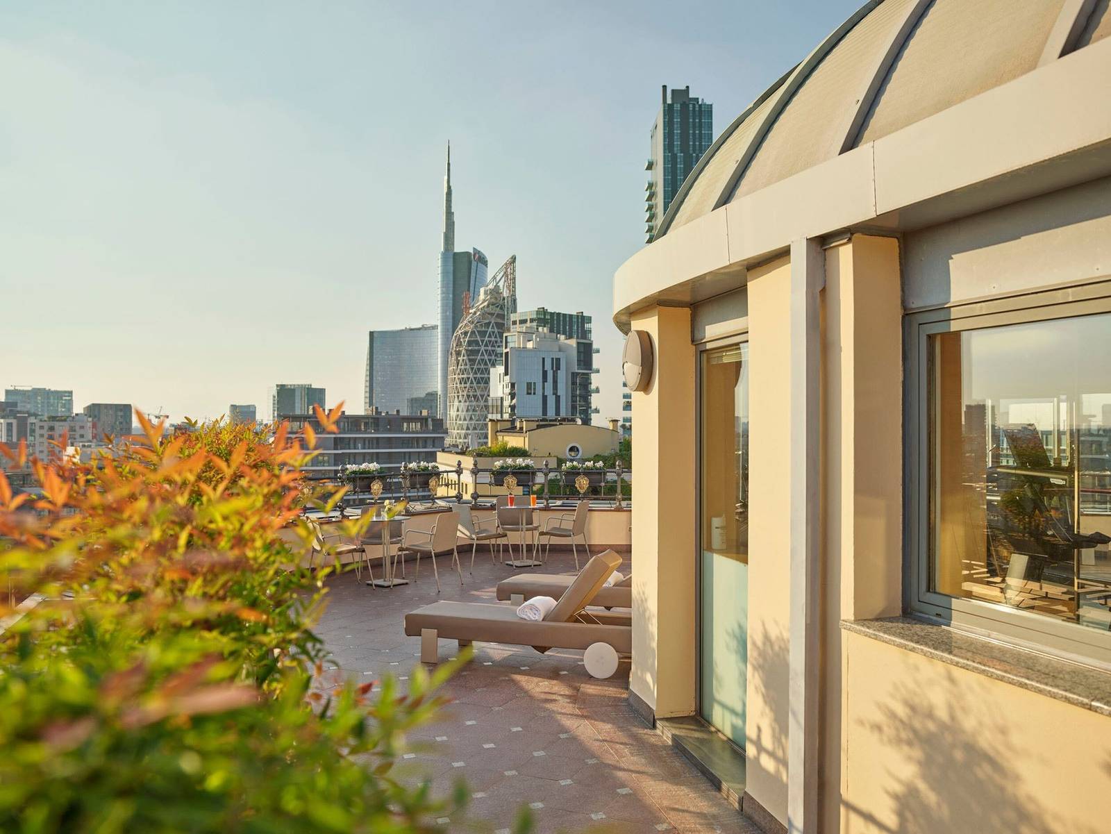 Hotel Principe di Savoia Club 10 頂樓露台與城市天際線