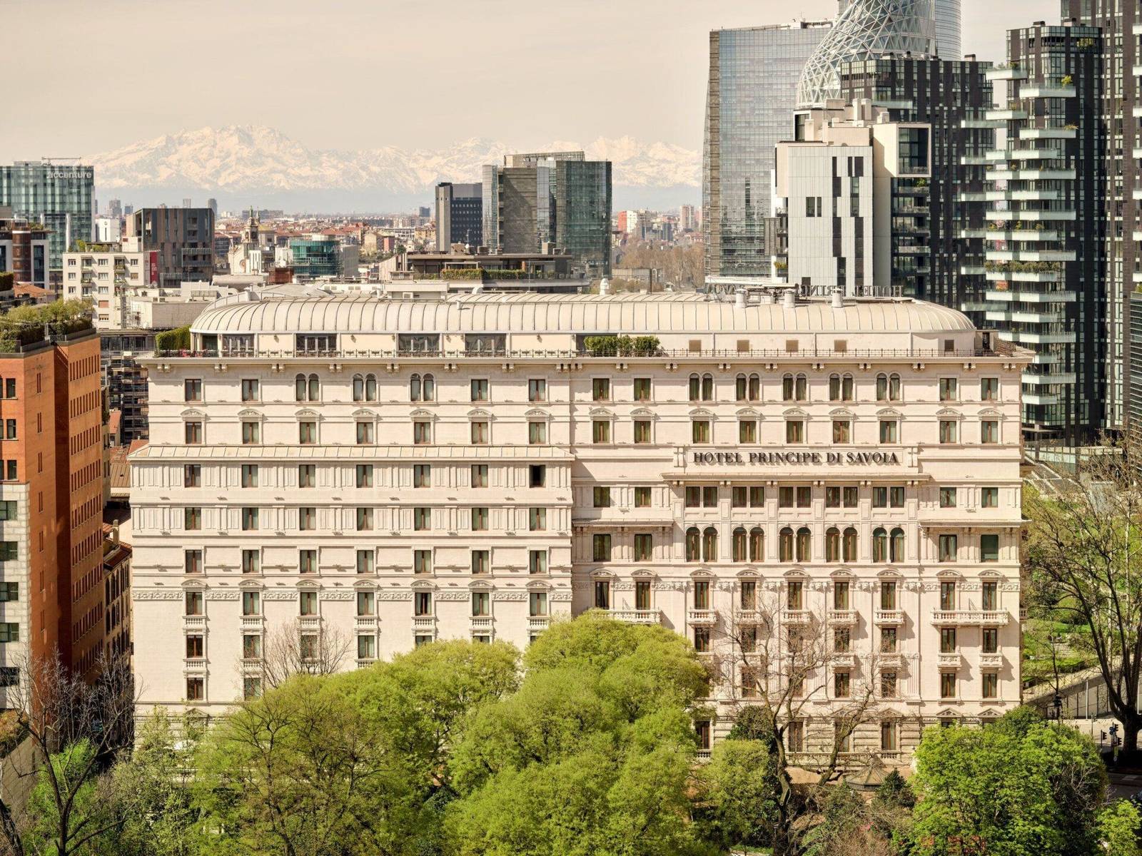 米蘭 Hotel Principe di Savoia 新古典建築與 Porta Nuova 天際線