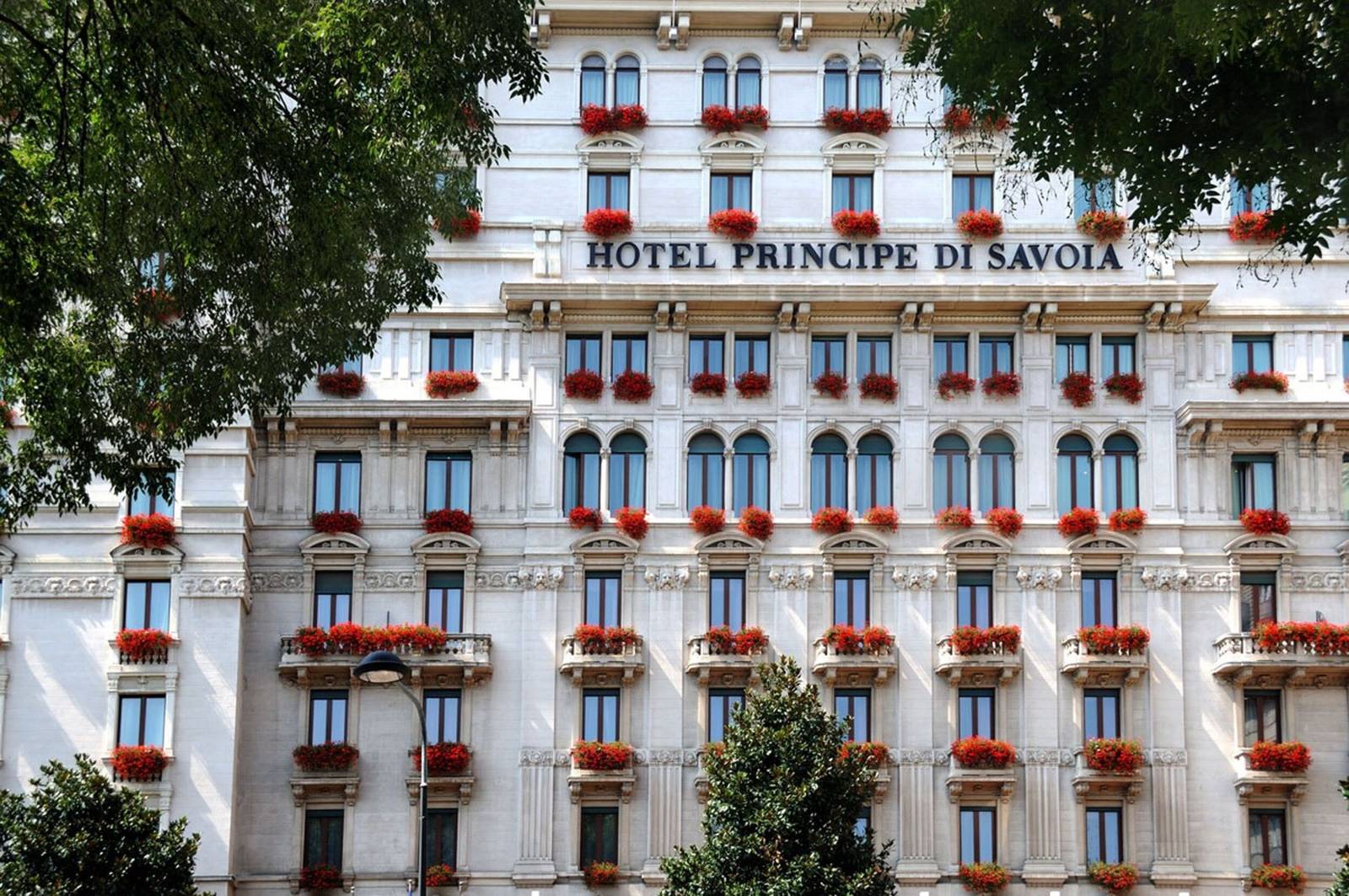 Hotel Principe di Savoia 面向共和廣場的外觀與紅色花台