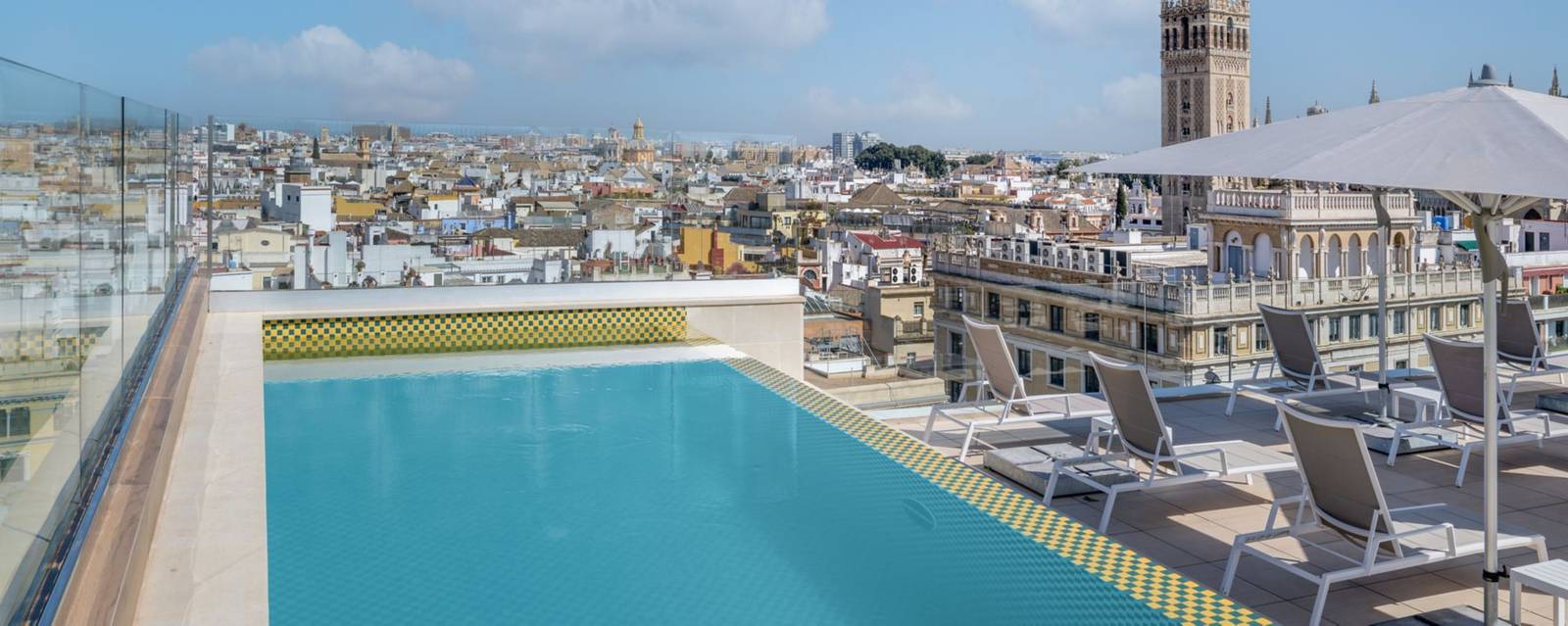 Querencia de Sevilla 頂樓戶外泳池與塞維亞舊城景觀