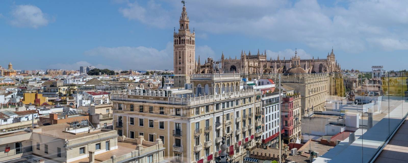 Querencia de Sevilla 頂樓露台望向塞維亞大教堂與希拉達塔