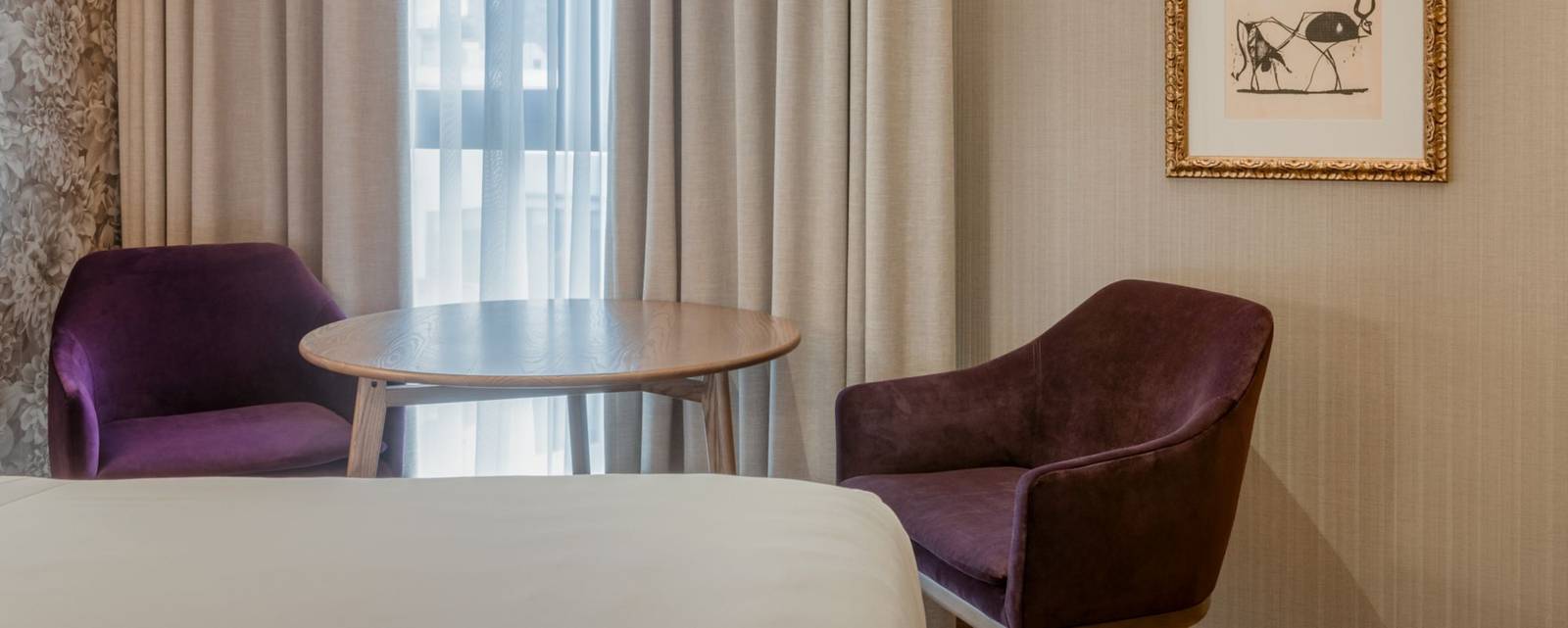 Querencia de Sevilla Deluxe Giralda View 客房窗邊座位區