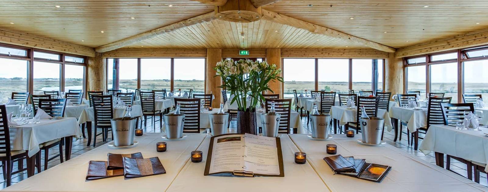 Hotel Rangá Glass Hall 玻璃廳餐桌