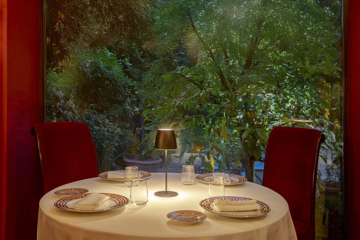 Relais Le Jardin 面向庭園的餐桌