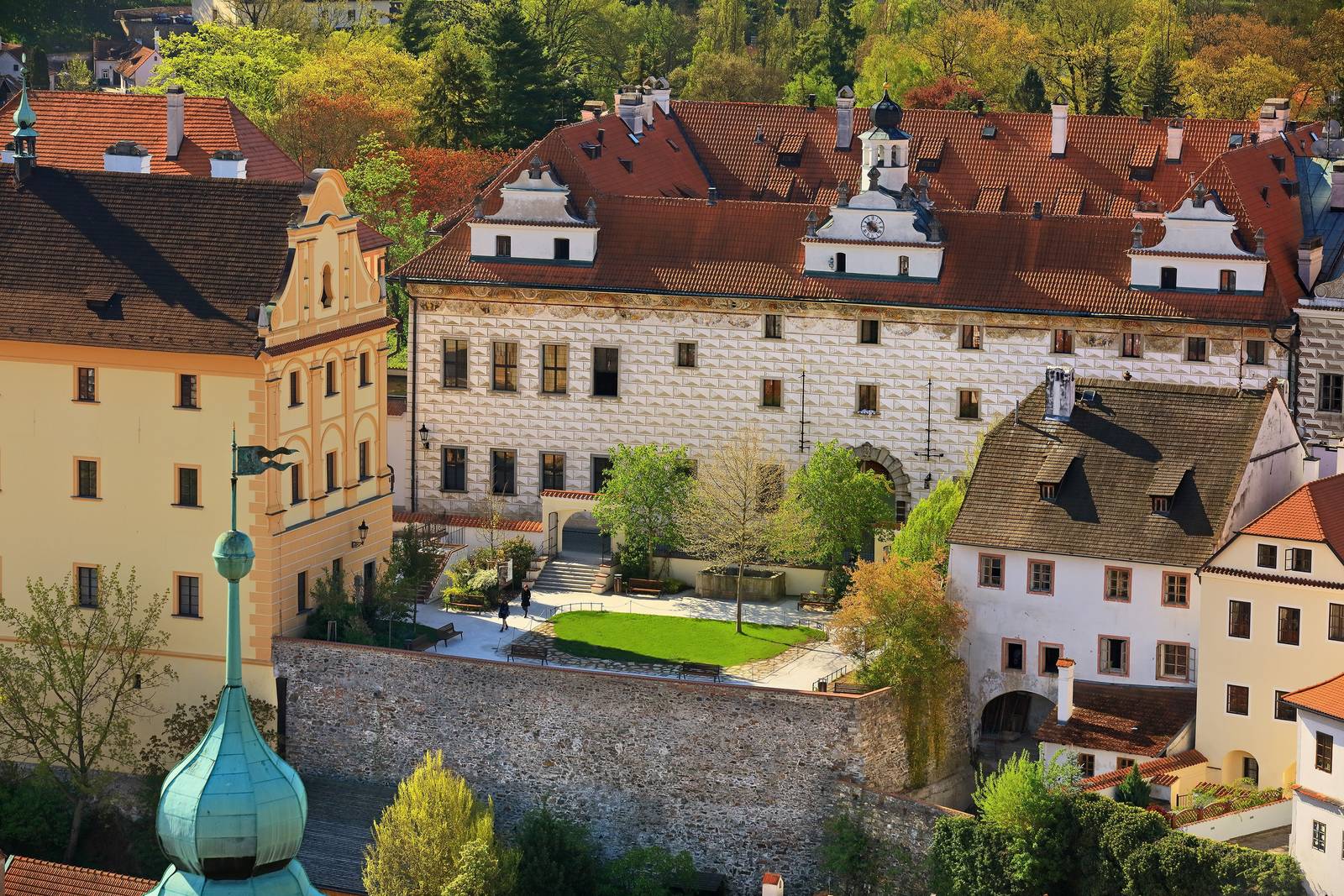 庫倫洛夫 Hotel Růže 文藝復興立面與庭院