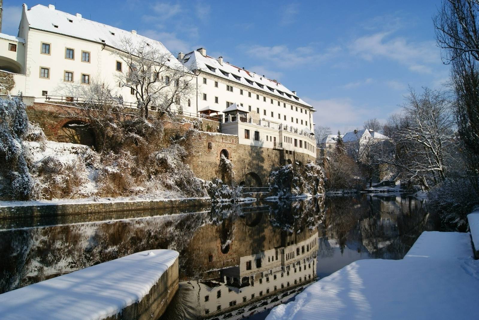 Hotel Růže 建在伏爾塔瓦河畔岩壁上的冬季外觀