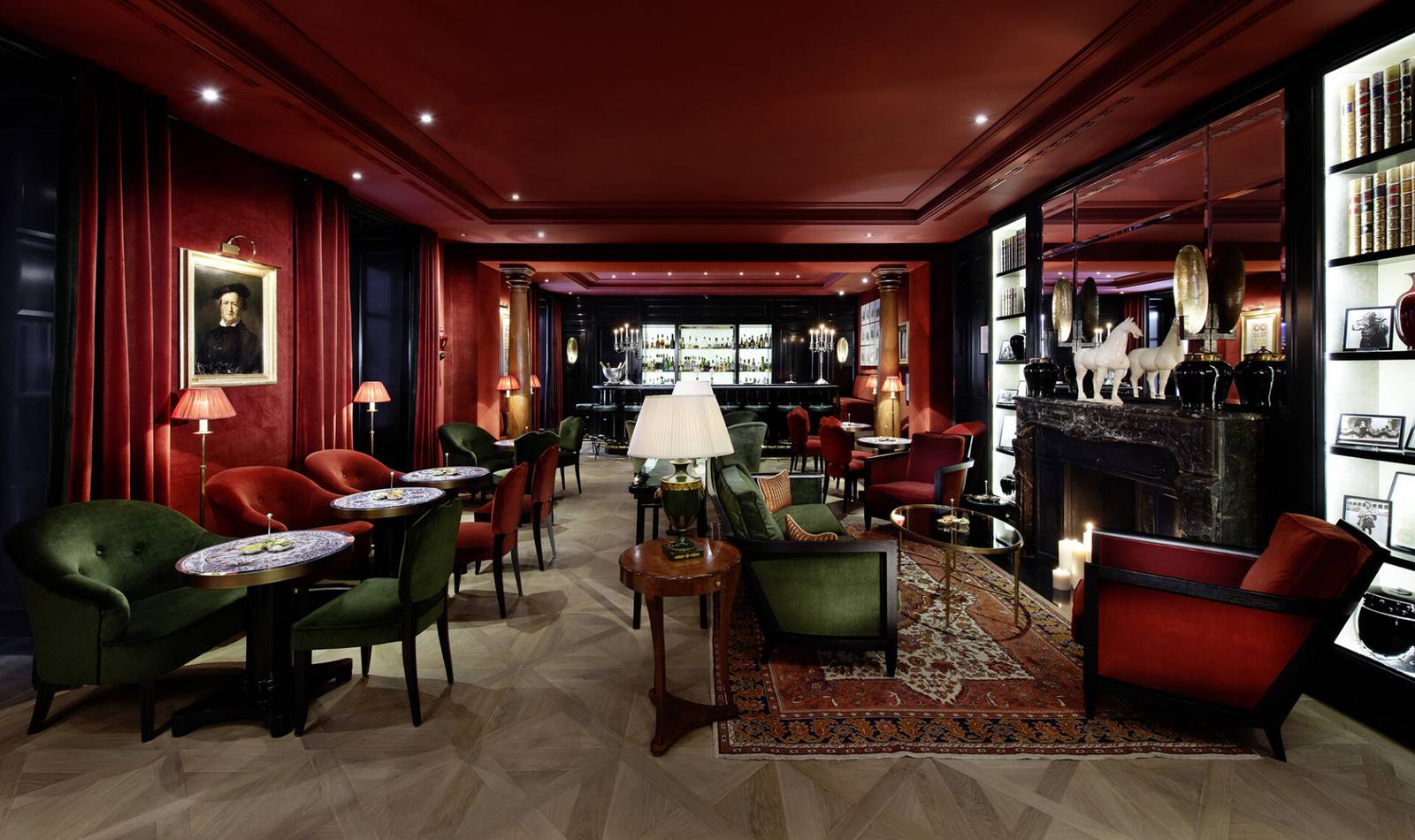 Sacher Bar 紅色調酒吧